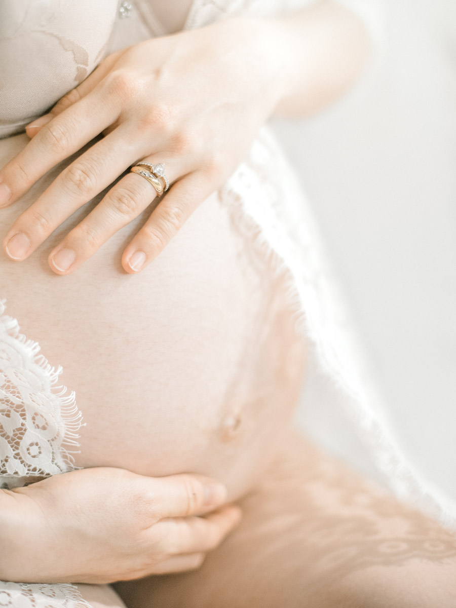 maternity-boudoir-bellsandbird-lace-robe-studio-photography-petitestory